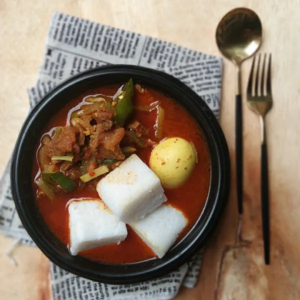 Siapkan mangkuk saji, tuang sayur labu creamy pedas, tambahkan lontong sebagai pelengkap