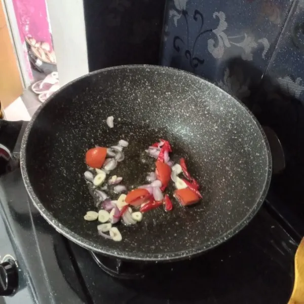 Panaskan 3 sdm minyak, tumis bawang merah, bawang putih, tomat dan cabe merah sampai layu