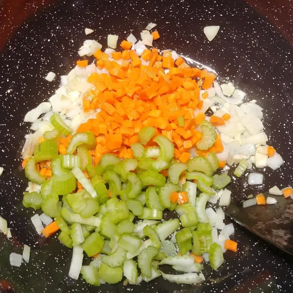 Lalu masukan batang celery yang sudah di potong-potong kecil juga aduk rata dan masak sampai layu.