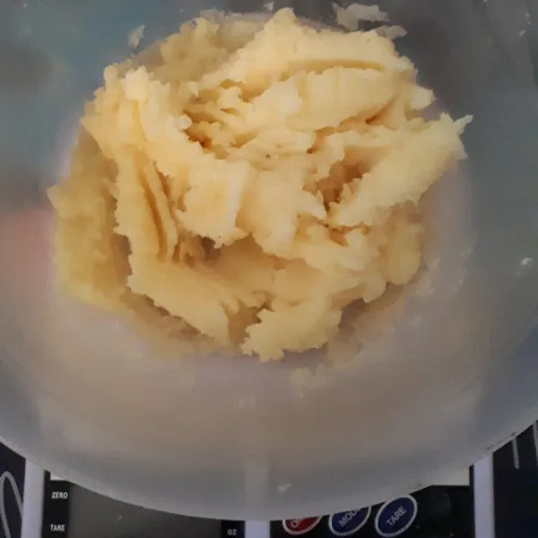 Rebus/Kukus kentang lalu hancurkan dengan garpu.