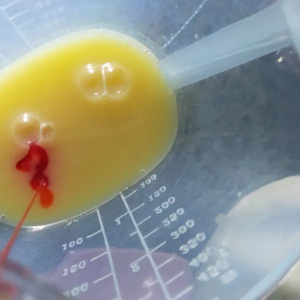 Masukan susu kental manis dalam gelas, lalu beri sirup cocopandan