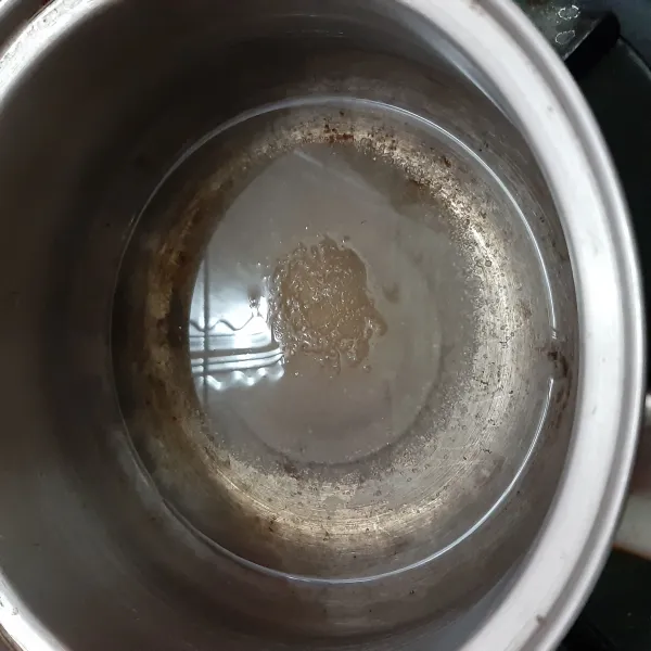 Rebus air dan gula hingga gula larut.