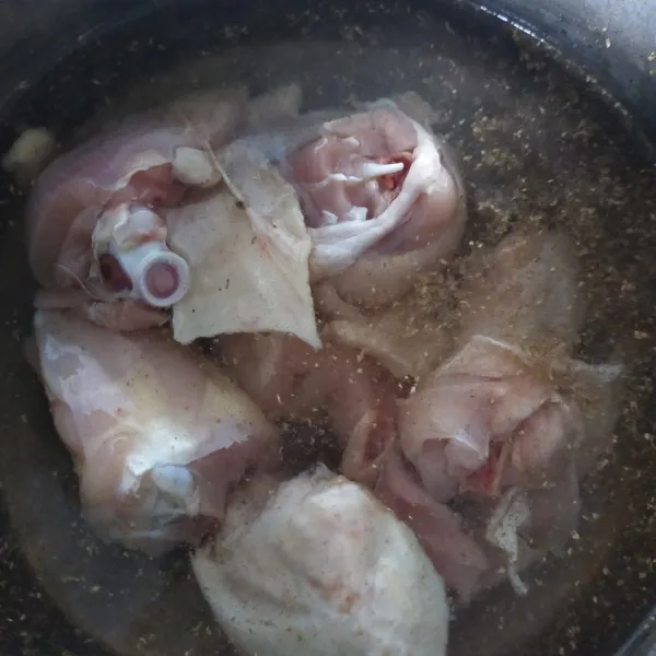 Masukkkan ayam yg telah dicuci dan dipotong ke dalam air. Rebus ayam hingga matang. Airnya jangan dibuang.