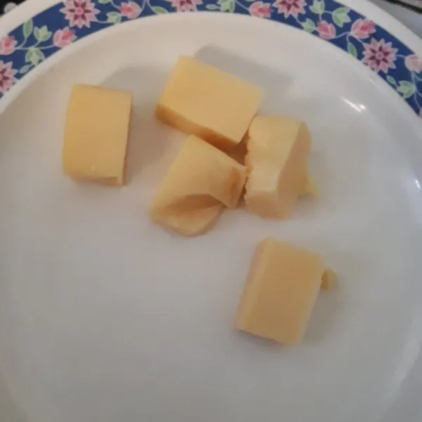 Potong keju menjadi beberapa bagian.