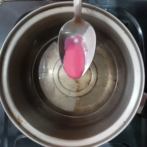 Tambahkan pasta doger, matikan api kompor. Aduk rata.