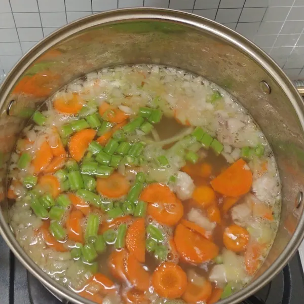 Kemudian, masukkan sayuran wortel dan buncis yang sudah dipotong-potong sesuai selera. Masak sampai sayuran matang.