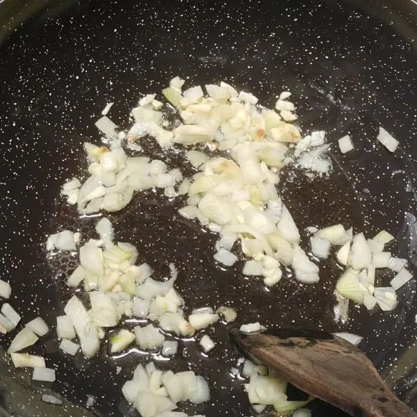 Tumis bawang putih dan bawang bombay dengan minyak zaitun, sampai harum dan layu.