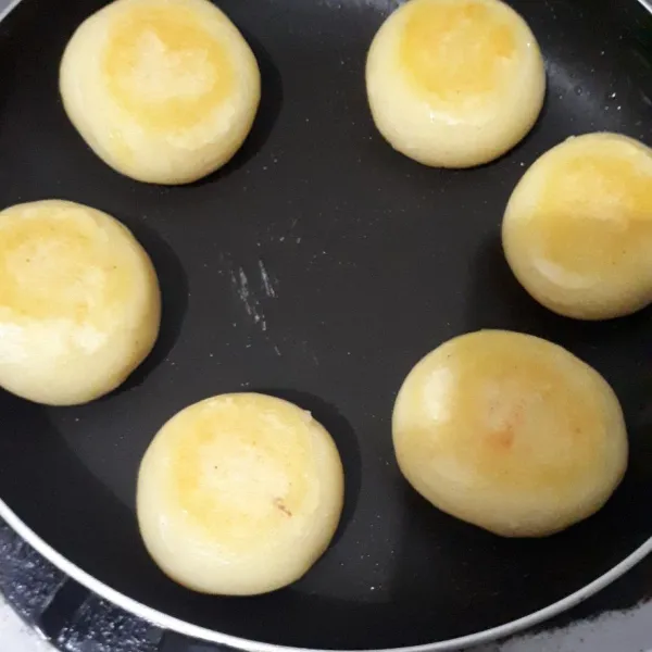 Panaskan pan masukan pancakenya bolak balik hingga berubah warna, lalu tutup sebentar hingga matang, angkat.