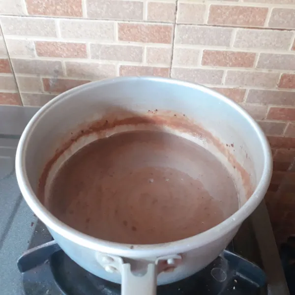 Campur semua bahan puding coklat. Masak dengan api sedang sambil diaduk-aduk hingga mendidih