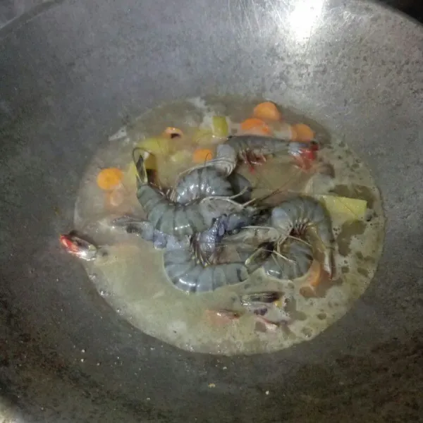 Masukan udang, masak kembali selama 10 menit, tambahkan garam, lada bubuk, dan gula. Biarkan mendidih.