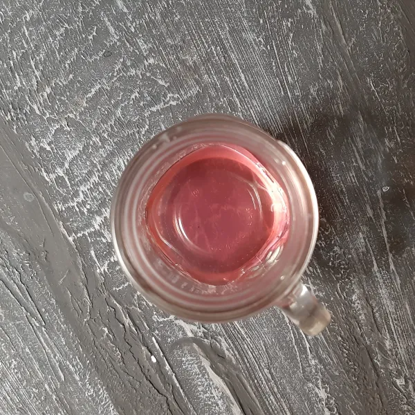 Tuang 3 sdm air larutan gula pada gelas saji.