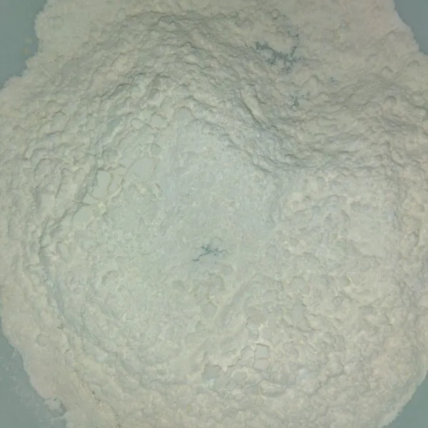 Campur tepung terigu, tepung beras, baking powder, lada bubuk dan kaldu bubuk.