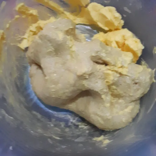 Setelah itu masukan mentega, uleni lagi hingga benar-benar tercampur dan kalis.