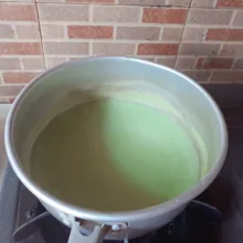 Campur jus alpukat, susu, air, gula, agar-agar & pewarna, aduk rata. Masak dengan api sedang sambil diaduk-aduk hingga mendidih