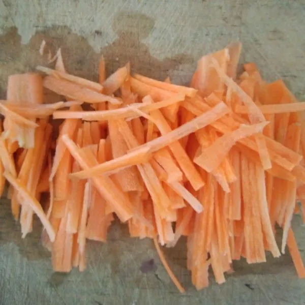 Potong korek wortel, sisihkan