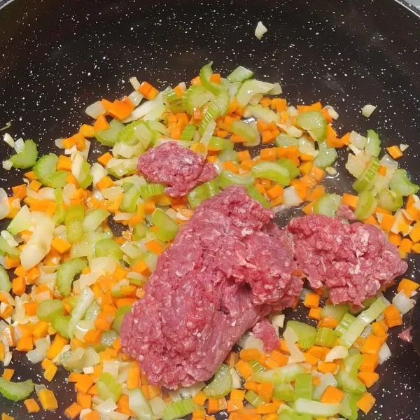 Setelah sayur matang, masukan daging sapi giling aduk rata dan masak sampai daging berubah warna.