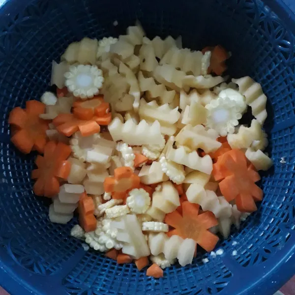 Potong-potong kentang, wortel, dan jagung putren sesuai selera, lalu cuci bersih dan tiriskan.