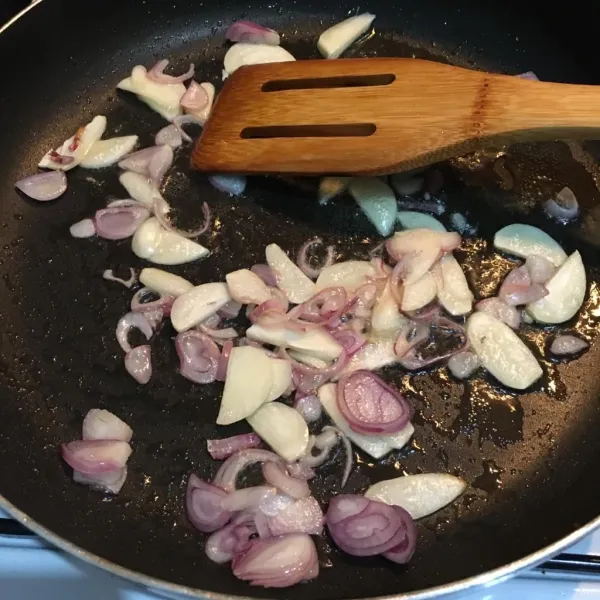Panaskan minyak goreng, masukkan bawang merah dan bawang putih. Tumis hingga harum. Masukkan daun pre.