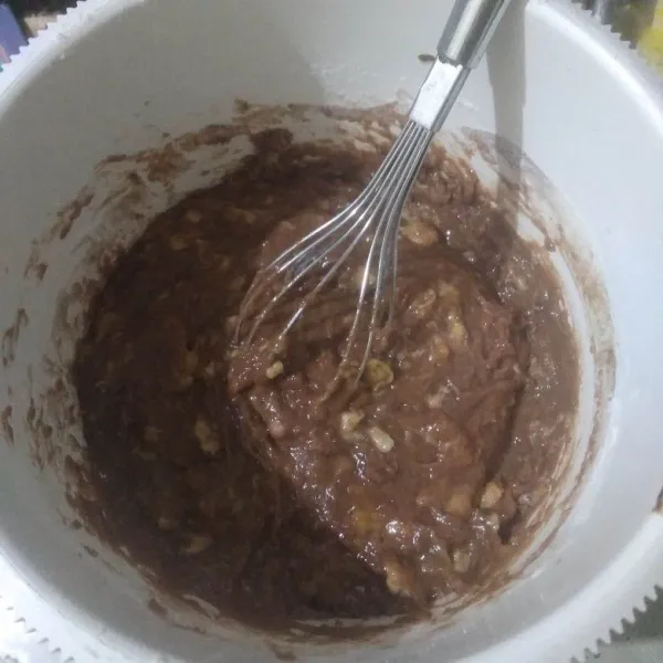 Masukkan tepung terigu, coklat bubuk, baking powder dan baking soda.