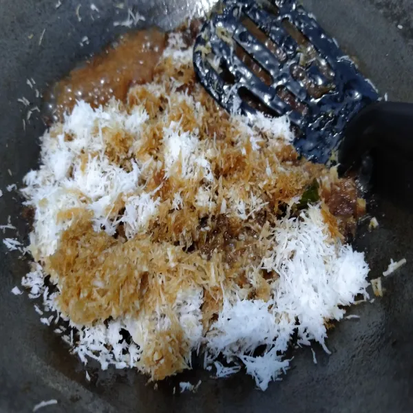 Masukkan kelapa parut, masak hingga air menyusut dan kelapa agak mengering. Matikan api dan biarkan dingin.