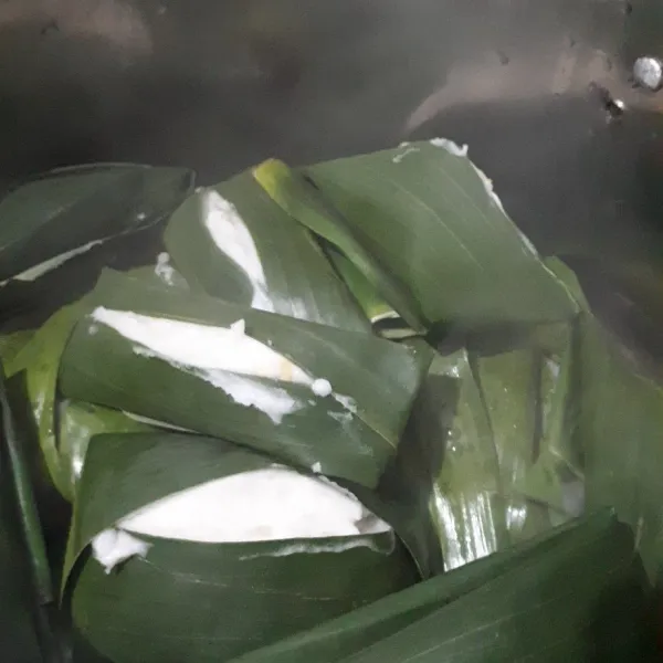 Siapkan daun pisang lalu bungkus adonan nagasari jagungnya. Kukus selama 10 menit atau hingga matang.