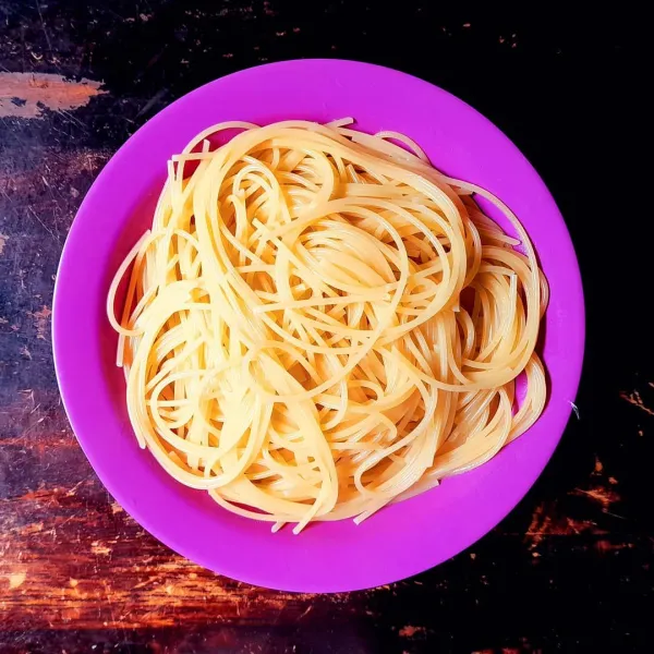 Rebus spaghetti sesuai petunjuk di kemasan. Aku rebus menggunakan air mendidih yang sudah diberi garam saja sampai Al dente. Kemudian tiriskan air lalu aku tambahkan minyak zaitun dan aduk rata supaya tidak lengket.