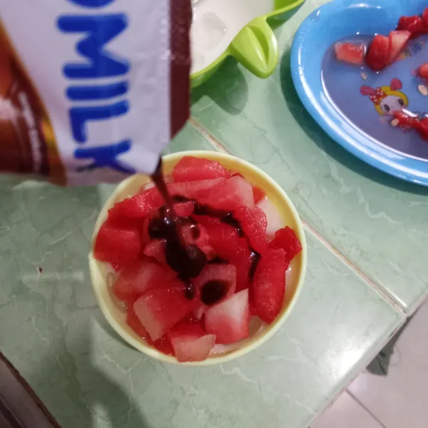 Tuang krimer cokelat dan sajikan dengan wafer cokelat