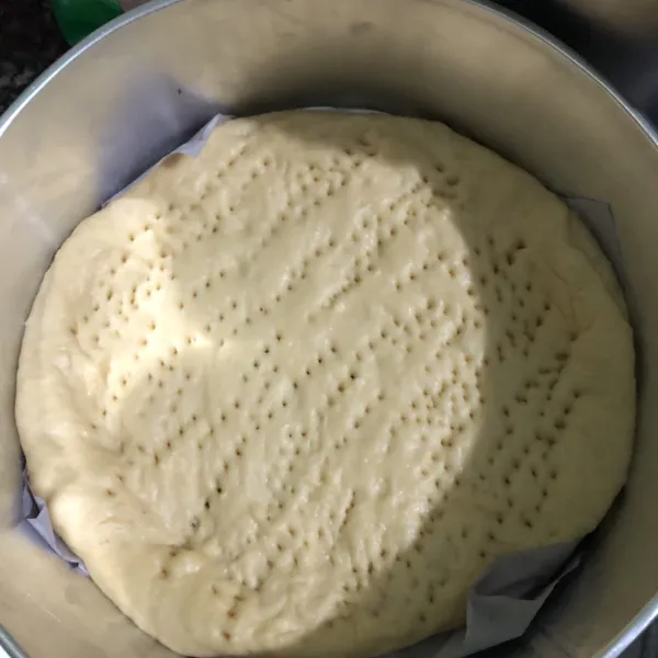 Bagi menjadi 2 adonan lalu letakan di atas loyang bentuk bulat dan tusuk-tusuk menggunakan garpu