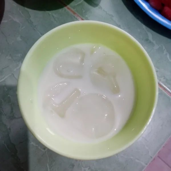 Pindahkan es batu dalam gelas saji