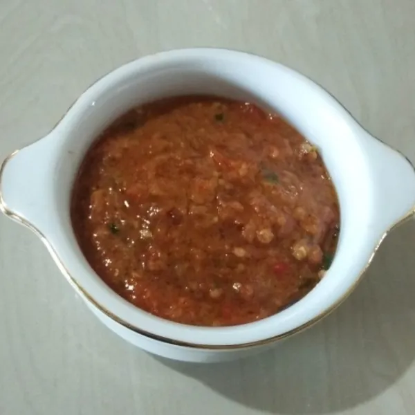 Siapkan mangkuk saji. Tuang sambal ke dalam mangkuk saji. Siap dihidangkan.