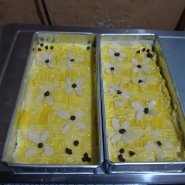 Poles dengan kuning telur kemudian beri guratan dengan bantuan garpu lalu beri topping.