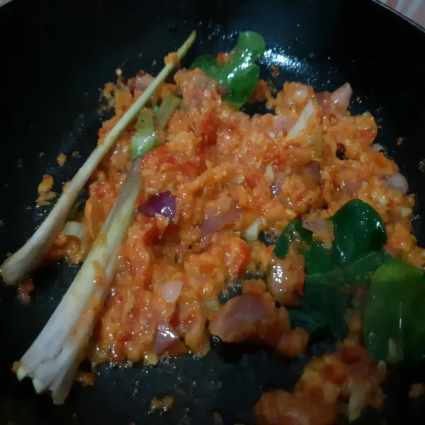 Kemudian tumis bumbu yang sudah dihaluskan, tambahkan serai, daun jeruk dan laos, tumis hingga harum