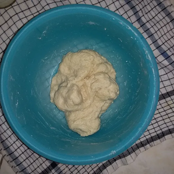 Campurkan semua bahan roti kecuali garam dan margarin. Tuang susu cair, uleni hingga setengah kalis.