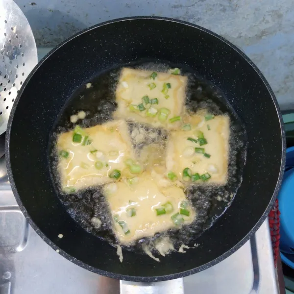 Goreng tempe sampai matang. Angkat, tiriskan dan sajikan.