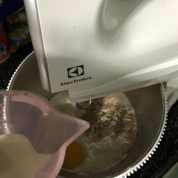 Masukan semua bahan kecuali mentega. Mixer hingga setengah kalis