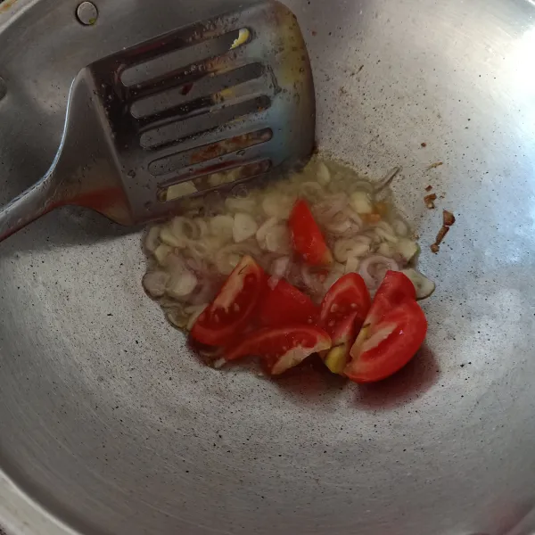 Masukan potongan tomat, oseng sebentar.