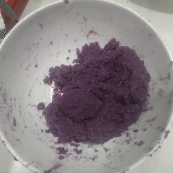 Campurkan ubi ungu, gula pasir, susu bubuk dan vanili cair. Aduk rata sambil diremas-remas.