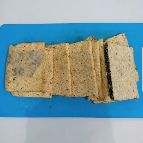 Siapkan tempe menjes. Iris tipis.