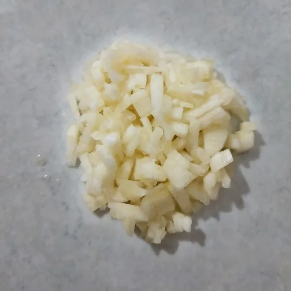 Cincang bawang putih.