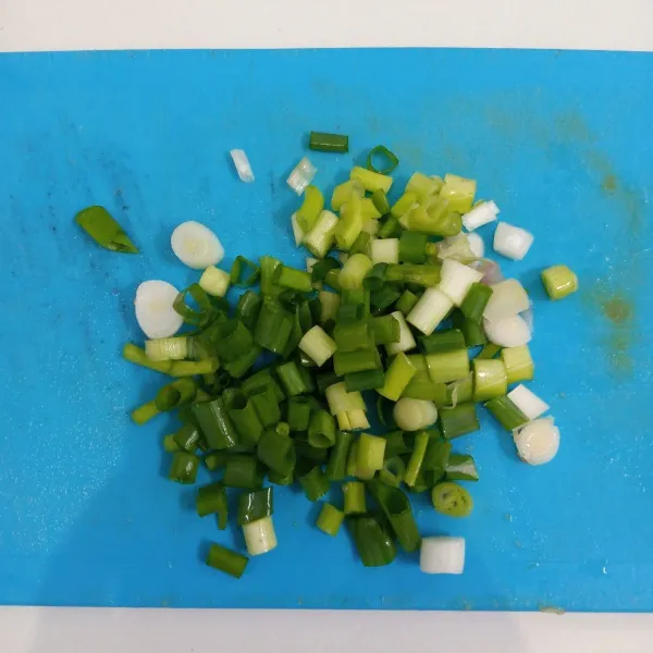 Siapkan daun bawang. Kemudian potong-potong.