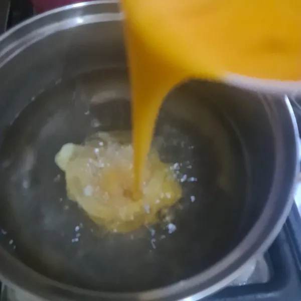 Masukkan telur ke dalam kuah yang sudah mendidih ( bisa di kocok dengan garpu di dalam kuah ). Biarkan hingga mendidih.