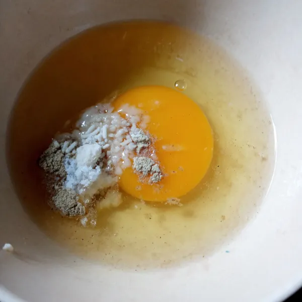 Kocok telur bersama 1/8 sdt lada, 1/8 sdt garam dan 1/4 sdt kaldu jamur. Sisihkan sebentar.
