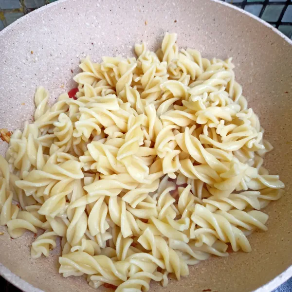 Masukkan tomat cherry yang dibagi dua bagian, masak sebentar sekitar 2 menit. Tambahkan Pasta yang sudah di rebus. Aduk rata.