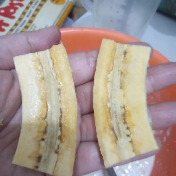 Kupas pisang, lalu potong jadi 3 dan kemudian belah jadi 2 bagian. Masukkan dalam adonan tepung tadi.