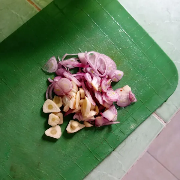 Iris bawang merah dan bawang putih