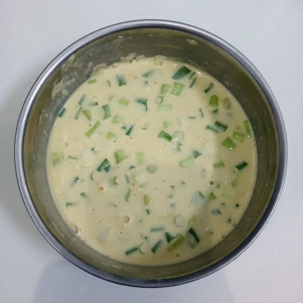 Campur tepung terigu, tepung bumbu,daun bawang dan air. Aduk rata.