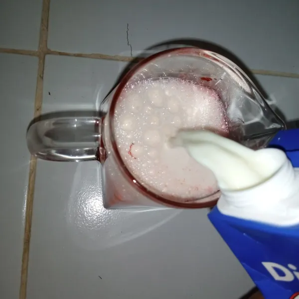 Tuang SKM Indomilk x Yummy kemudian tuang susu full cream. Terakhir tambahkan es batu. Korean strawberry milk siap dinikmati.