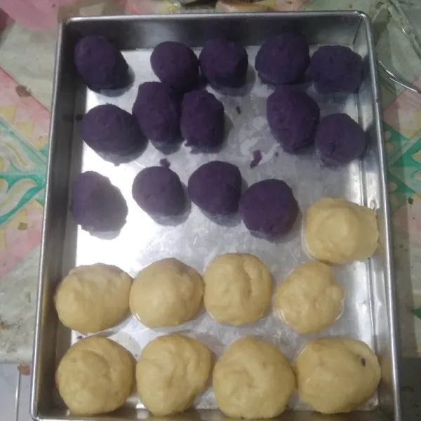 Bulat-bulatkan ubi ungu seberat @20 gram dan adonan roti seberat @40 gram. Saya jadi 14 buah.