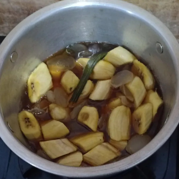 Masukan pisang, masak sampai pisang empuk.