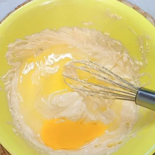 Masukan 1 demi 1 telur sambil aduk dengan wisk